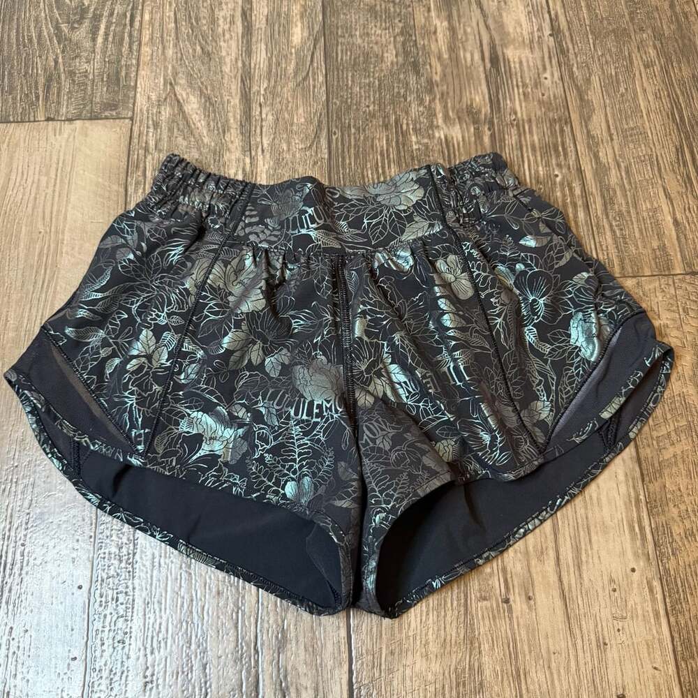 Lululemon Hotty Hot Short Black Foil Flourish Size 4